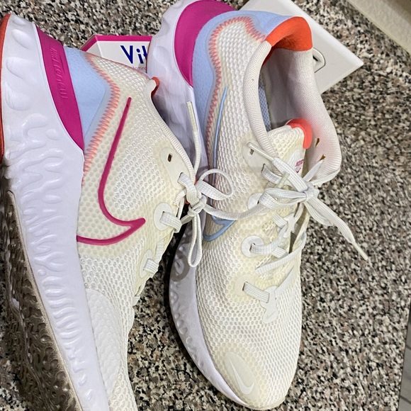 Nike renew snickers woman’s size 9:5 W - Picture 3 of 6